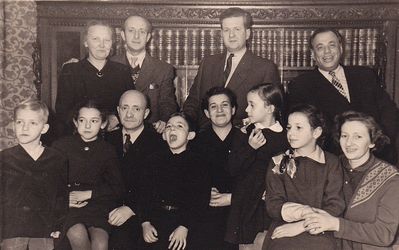 At Ditmans
Left to right. Standing: Marta Põld, David Jakobson Ditman, Ber Ditman, Solomon Olkenitski.
Sitting: ?, ?, Refol Põld (Ditman), ?, Mirjam Arunurm (Ditman), Sirje Ditman, Regina Godenkov (Olkenitski),  Henni Olkenitski (Ditman).
