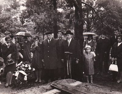 The funeral of David Jakobson (Ditman) 18.7.1969. Tallinn Rahumäe cemetery.
Right to left: Aviva Ditmann, Viktor Ditmann, Lev Ditmann, Vera Ditmann, Dan Ditmann, Ber Ditmann, ?, Mendel Ditmann, Felicita Ditmann, ?
