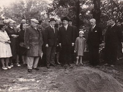 The funeral of David Jakobson (Ditman) 18.7.1969. Tallinn Rahumäe cemetery. 
Right to left: Viktor Ditman, Arnold Aunapuu, Dan Ditman, Ber Ditman, ?, ?
