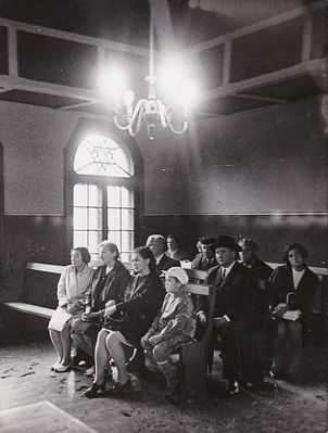 The funeral of David Jakobson (Ditman) 18.7.1969. Tallinn Rahumäe cemetery.
Right to left: Dan Ditmann, Felicita Ditmann, Hene Olkinitski 

Second row: Ber Ditmann; third row: Aviva Ditmann

 


