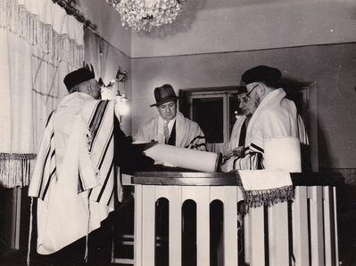 Tallinn synagogue (10) 1960 - Kreutzwaldi 23 Bar-mizva preparation. 
Left to right: Rav Eliahu Izhak Katz, Ber Ditman, ?, ?
