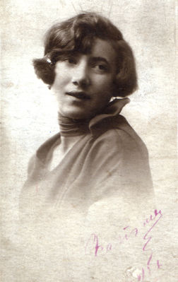 Hana Perlman (Kaplan) (1910-2005) in 1924.
