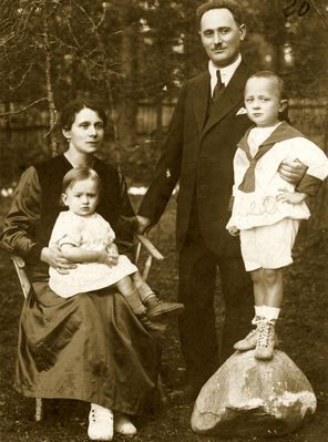 Wasserman family. Tallinn, 1920 
Dayle Wassermann (Gordon) with Rezi and Naftaly Herz Wassermann with Perez
