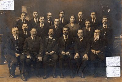 Keren Kayemet council. Tartu, 1910.
Left to right.
Sitting: Eliachu Usvansky, ?, ?, Kruskal, Mirvits, Jakob Aron Jakobson
Middle row: Schmuel Mendelev, ?, ?, Fruma Epstein (Rabinovitsch), Grubin,  Muschkat
Upper row:  Epstein, ?,  Nosson Gens, Leib Kruskal, Leib Levitin, Atlas
Keywords: Schmuel Mendelev,