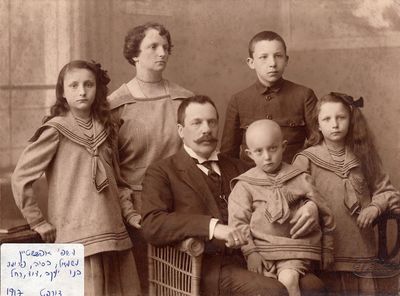 Jakob Epstein family in 1917. Tartu.
Left to right:  Barbara (Basja) Hoffmann (Epstein) (1907-1999);  Fruma Epstein (Rabinovitsch) (1884-1971); Jakob Epstein (1874-1946) with Sara Bar-Noy (Epstein) (1920-2012);  Benno (Benjamin) Epstein (1906-1982); David Epstein (1913-194X); Rachel Mazliach (Epstein) (1911-1998)
