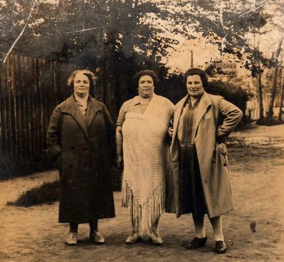 Elva 1923. Left to right: Fruma Epstein (Rabinovitsch), Bluma Gens (Grinspan) ?; Meri Gasman (Kalton) ?
