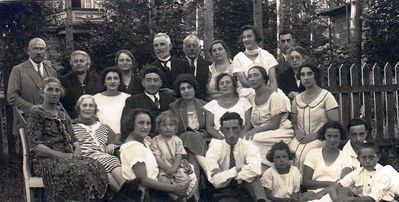 Pension Epstein in Elva (was also in Hungerburg (Narva-Jõesuu)). 1923.
Left to right.
Top row: Eljakim Leib Kaplan,  Malka Kaplan (Meduchovski), Fruma Epstein (Rabinovitsch), Eliahu Usvanski, ?, ?, ?, ?
Next row: ?, ?, ?, Boris Mirvits, ?, 
Bottom row: Barbara (Basja) Hoffmann (Epstein) with Sara Bar-Noy (Epstein),  ? ,Riva Kliksberg (Kaplan), Hene Murschak (Kaplan), ?, David Epstein
