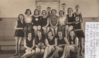 Maccabi Tartu valleyball team. 1922.
Left to right. Bottom row: ?, Ljuba Gens, ?, Lilian Sikk (Katzin), ?
Next row Rachel  Mazliach (Epstein), ?, ?, Frieda Harchat, the trainer, ?, ?, ?
At the top: ?
