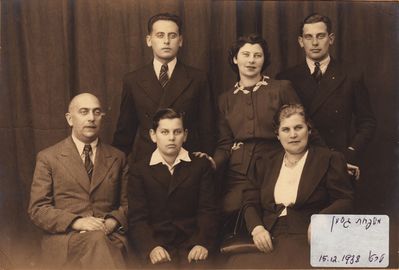 Gasman family. 15.12.1938, Tartu
Left ti right.
Sitting: Schlomo Gasman (1881-1962); Ber-Leib Gasman (1924-2006); Meri Gasman (Kalton) (1888-?)
Standing: Naum Gasman (1910-2010; Sonja Gasman (1908-1941 [img]http://muuseum.jewish.ee/md.gif[/img]); Abram Gasman (1914-194x)
