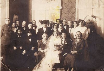 Wedding picture - probably Vigdortschik/Leibo ?
Left to right.
Sitting: Kantor Josef Gurevitsch, Rabbi Aba Gomer, ?, Anna Meri Vigdortschik (Leibo)?, Wulf Vigdortschik?, 
Standing: Jehuda Leibo, ?, ?, Max Abramson, ?, Tsilla Abramson (Goldberg),
Keywords: [V]