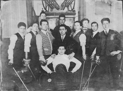 Maccabi Tartu fencing team - 1924
In the middle: trainer H. Dobruschkes, sitting: Abram Kropman, left from Dobruschkes Elimelech Bakscht 
