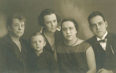 Biek family
Left to right: Maria Biek (Fleischacker), Leo Biek, Vera Biek (Vinogradov), Lilly Körner (Biek), Hermann Biek
