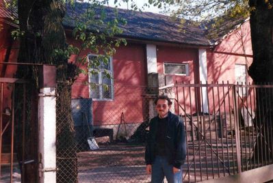 Gennady Gramberg in front of the Tallinn synagogue. May 1990.
Keywords: [Religioin]