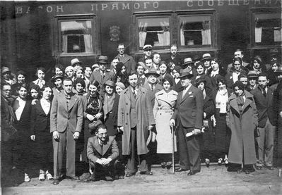 Unknown group in Riga ?
Could be Bialik society theater group.
At bottom at right - Kolja Blum, left from him - Bekka Frischer ?
On top at far right - Vera Glosman, left from her - Vera Biek?
In the miidle with hat - Margolin?
At top at right - Haim Kitt, down from Kitt (over one half face) - Rosa Melamed
Keywords: [unknown]