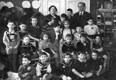 Tallinn - 1940. Jewish kindergarten 1940
Left to right.
Top: Fanny Dubovski, Schlomo Aronovitsch, ?, Efraim Rochlin
II row from top (standing): Gabi Manoim, Faivi Kljutschik, Ruth Ring, Lia Rogovski, Vulf Umov, Lia Lurje (Saks), Abi Hasin, Slomka
II row from bottom (sitting): ?, Ranja Manoim (Blium), Gabi Piel, Benno Haitin, ?
At bottom: ?, Isak Beilinson, Nata Ring, Bubi Goldmann, Lea Goldmann
