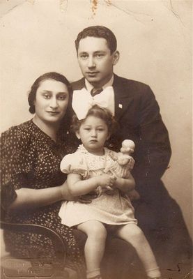 Blum family. Tallinn, 15.5.1937
Elkone (Kolja) Blum, Sara Blum (Zivan) with Ranja Manoim (Blum)
