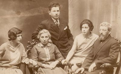 Manoim family
Sitting left to right: Fruma Jakobson (Manoim), Hanna Manoim (Grinstan), Lea Manoim, Gerschon Manoim
Standing: Meer Manoim
