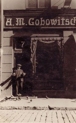 Gabovitsch (Gobovitsch) Abram in front of his shoe shop at Viru str.  30/7/1935  
Keywords: [G]