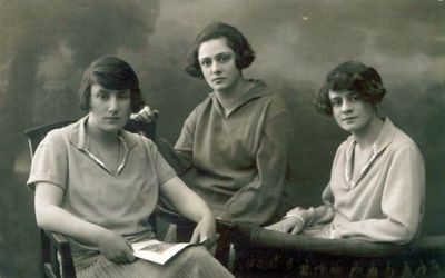 Gelb sisters. 10.5.1926. Tartu.
Left to right: Vera Skoblov (Gelb) (1898-1938), Elena (1903-1977), Ljubov (1900-1975)
