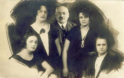 Gelb family. 1925, Tartu
Left to right: Elena Gelb (1903-1977), Vera Skoblov (Gelb) (1898-1938), Israel Gelb (1862-1941), Ljubov Gelb (1900-1975), Maria Gelb (Malach) (1874-1938).

Missing Michail, who died in 1918
