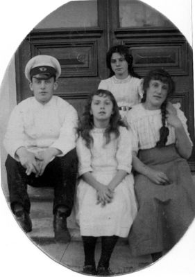 Gelb children.  Autumn 1915, Narva
Left to right: Michail Gelb (1892-1941 [img]http://muuseum.jewish.ee/md.gif[/img]), Elena Gelb (1903-1977),  Ljubov Gelb (1900-1975), Vera Skoblov (Gelb) (1898-1938)
