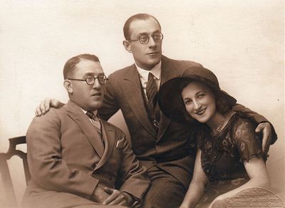 Ginsburg family
Left to right: Simon Ginsburg, Moissei and Sara Ginsburg
