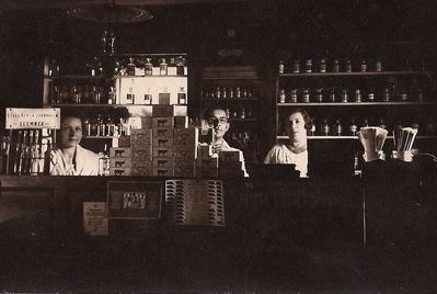 Imjanitov. Pharmacy of Gustav (Eliakim Hazel) Imjanitov. 1916
Keywords: [business]