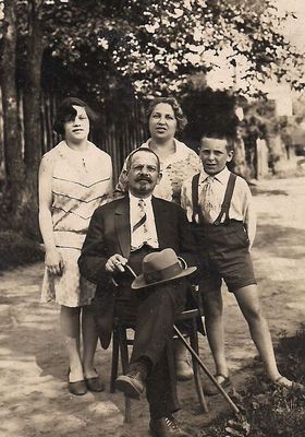 Hirschovitsch family 1929
Left to right: Silvia (Kuka) Meiertal (Hirschovitsch), Elias (Edward) Hirschovitsch, Sonya Hirschovitsch (Imjanitov), Ralph (Rafail) Hershaw (Hirschovitsch)
