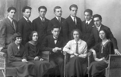 Maccabi Tartu vaad (board) 1924/1925
Left to right.
Standing: T. Furmanski, Benno Epstein, Shura Sverdlov, Zvi Kamenovski, Haim Ring, Zonja Selmanovitsch, Herman Dobruschkes
Sitting: Zelma Passov, ?, Josef Goldberg, Pesja Kruskal, ? 
