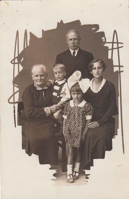 Peterson family. 1935. Petseri.
Left to right: Vilgemine Peterson with Leo Peterson, Voldemar Peterson, Haja Cherna Peterson (Lindenbraten) with Ia Prager (Peterson) 
