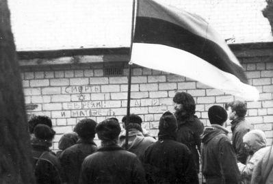 "Death to Jews! ... and Mattiisen"
The picture from the "Singing revolution" time (1987-1991). Probably Alo Mattiisen (composer, well known and associated with freedom movement) and the estonian patriots facing the wall with antisemitic and "anti-Mattiisen" slogans. The slogans were written by the members of the "Intermovement".
