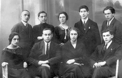 Vaad (Board) of Thia 1924 I sem.
Left to right.
Standing: ?, A. Jakobson, ?, ?, ?
Sitting: ?, Pecker, Pesja Kruskal, ? 
