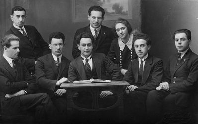  Vaad (Board) Studenten Kasse 1924 I sem.
Left to right.
Standing: Schmuel (Sami) Goldberg, Boris Kropman, Pesja Kruskal
Sitting: Haim Ring, Boris Bakscht, Jacov Dobruschkes, Blum, Dr Jachnin

