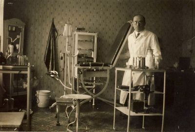 Rubanovitsch Josif (Jascha) (1895-1971). Venereologist.
in his cabinet at Pärnu mnt. 6 k. 41
