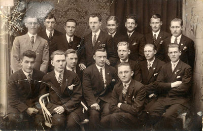 Pärnu Jalgpalli Klubi grupp 1928.
Ees: Herbert Ploom.
I reas vasakult: 1. [u]Salman Haitov[/u], 2. Saar, 3. Elmar Inno, 5. Härbi Karlson, 6. Johann Sarapik, 7. Mihkel Hendrikson.
Seisavad vasakult: 1. Gavrilov, 2. Ludvig Karotam, 3. Helmut Uibo, 4. Verner Ruberg, 5. Erich Karlson, 6. [u]Davit Krakusen[/u], 7. Johannes Tammann, 8. Joe Kivi
