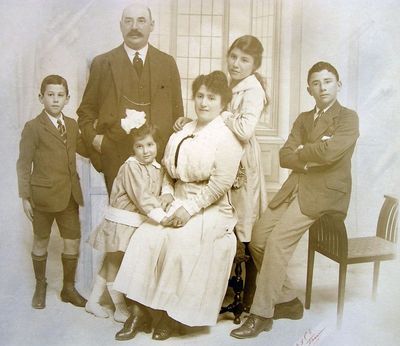 Isiah Hirschsohn's (Kellert) family.  ~ 1918, South Africa
Isiah Hirschsohn (born Kellert)  with family.  
From left to right: Louis Hirshon, Isaiah (Schaje) Hirschsohn (Kellert), his wife Leah Hirschsohn (Dugin) with Irene Brenner, Cecilia Ross and Phillip Hirschsohn. 


Keywords: [K]