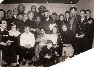 Tartu Jewish theater (Yidish)
Sitting in the middle - Fruma (Dusja) Katsev (Katsin).
The boy with a fiddle - Jossif Schagal
