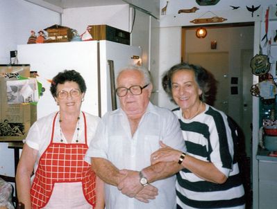 Spungin, Paturski. September 1992.
Left to right: Rachel Spungin (Lotsov), Schloma Spungin, Ester Paturski (Katsin)  
