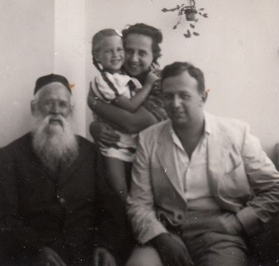 Judeikin, Gedvidzer
Left to right:  Haim Gedvidzer (?-1941), Rachel Geller (Judeikin) with Gita Geller, Emanuel Geller.   Gordon str. Tel-Aviv.
Keywords: [J]