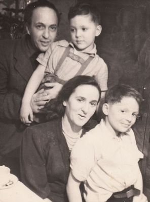 Katsev family. ~ 1952
Nochum-Leib (1906-1982), Boris (1944-1957), Frume (Dusja) (1913-1998) and Josep Katsev
