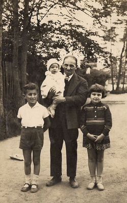 Jossef Maltinski (1869-1940) with grandchildren
Left to right: Leo Gens, Josef with Inna Gens, Mirjam Kolomoitsev
