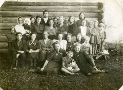 Kilmez, 1945
Sitting, first from left - Maks Ginovker (deported to Kilmez in June 1941)
