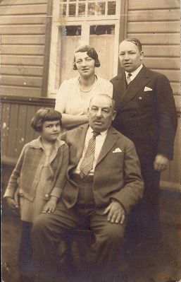 3 generations of  Kolomoitsev family
Top: Anna Kolomoitsev (Maltinski), Michael Kolomoitsev
Bottom: Mirjam Kolomoitsev, Pessah (Pjetr) Kolomoitsev
