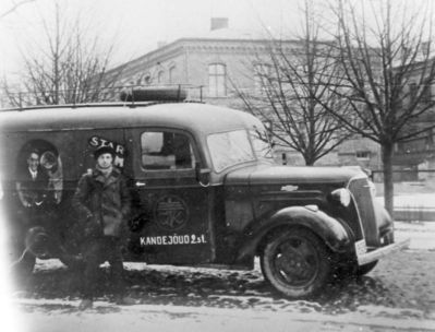 Krakusen Jeremia
Pärnu kaubamaja omaniku Jeremias (Jimmi) Krakuseni furgoonkerega 2,5 tonnine Chevrolet. Kaubamaja reklaam on kabiini uksel näha.

Jeremia Krakusen (Pärnu department store owner) car. One can see the advertisement on board.  
