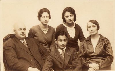 Gleser family. 1933.
Left to right: Josif Gleser, Ljuba Amitai (Vedernikov, nee Gleser), Etti Beilinson (Gleser), Berta Gleser (Gordon).
At bottom: Jacob (Janzi) Gleser
