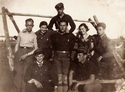 Hachshara of Beitarists.
Left to right: ?, Riva Kliksberg (Kaplan), David (Dodja) Bakscht, ?, Teffi Smolenski
Bottom: Teffi Majofes, Schura Sverdlov
