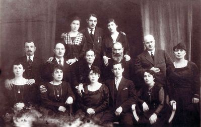  Gordon Gleser Turetski
Left to right.
Top row: ?, Gabriel Gordon, ?
Middle row: Abram Kaplan, Solomon Gordon, Liebe Male Gordon (Kaplun), Kopel Gordon, Josif Gleser, Lea Basja Vseviov (Beilinson)?
Bottom row: Anna Kaplan (Perzovski), Haja Gordon (Kaplan), Njuta (Hanna) Turetski (Gordon), Movscha Turetski, Berta Gleser 
