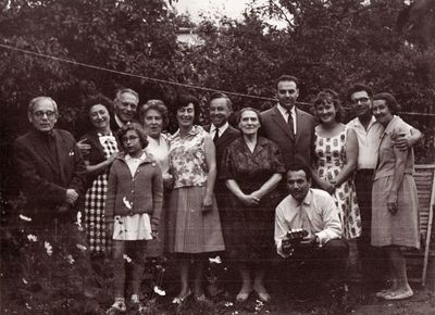 Gordon, Gleser, Turetski
Left to right: Aron Gleser?, Golda Gordon (Kats), Gabriel Gordon, Leana Gordon, Josiane Gordon, Ljuba Rosenberg (Turetski), Isak (Isja) Rosenberg, Njuta (Hanna) Turetski (Gordon), Alik Turetski, Shura Gordon, Jascha Gordon, Gordon (?).
With camera - Binja Gordon 
