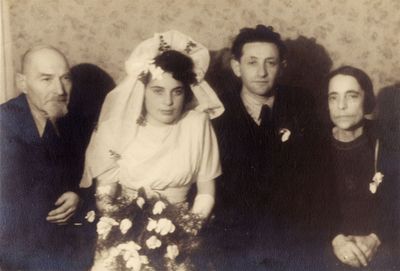 Braude - Gordon wedding. 31.12.1946
Left to right: Salomon Gordon, Ljuba Gordon, Michail Braude, Haja Gordon (Kaplan)
Keywords: [B]