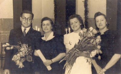 School graduation 1940.
Left to right: Leo Gens, Berta Gens (Maltinski), Mirjam Kolomoitsev, Anna Kolomoitsev (Maltinski)
Keywords: [M]